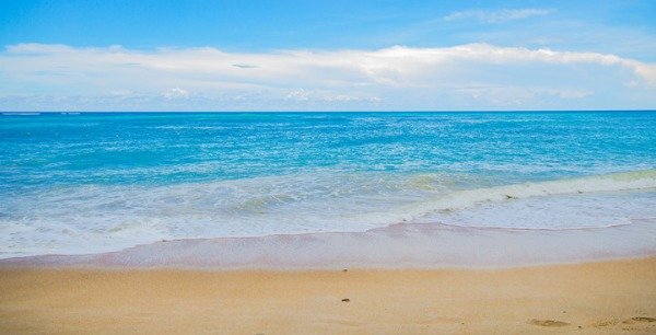 Elemento 1 da composição: um cenário de praia ensolarada