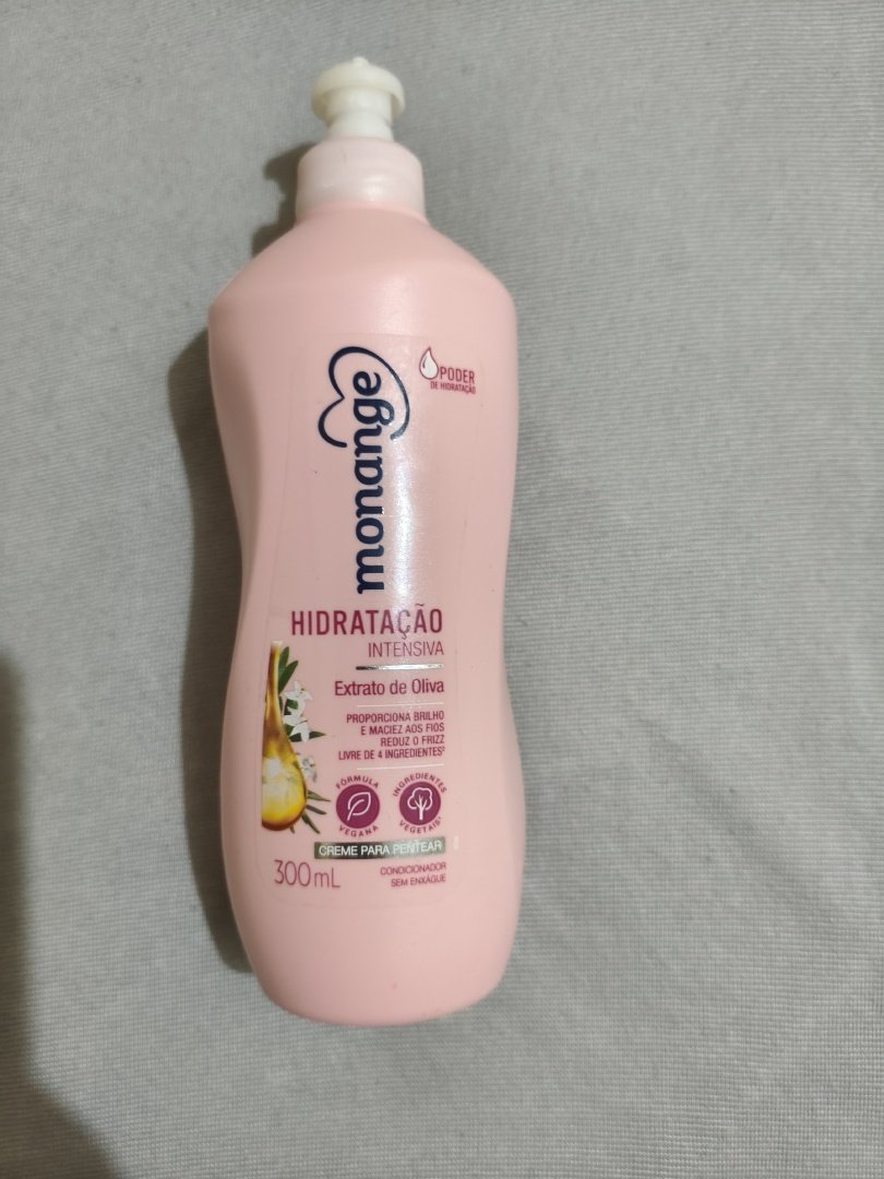 Foto de produto (pote de creme) com iluminação amadora e sombras fortes